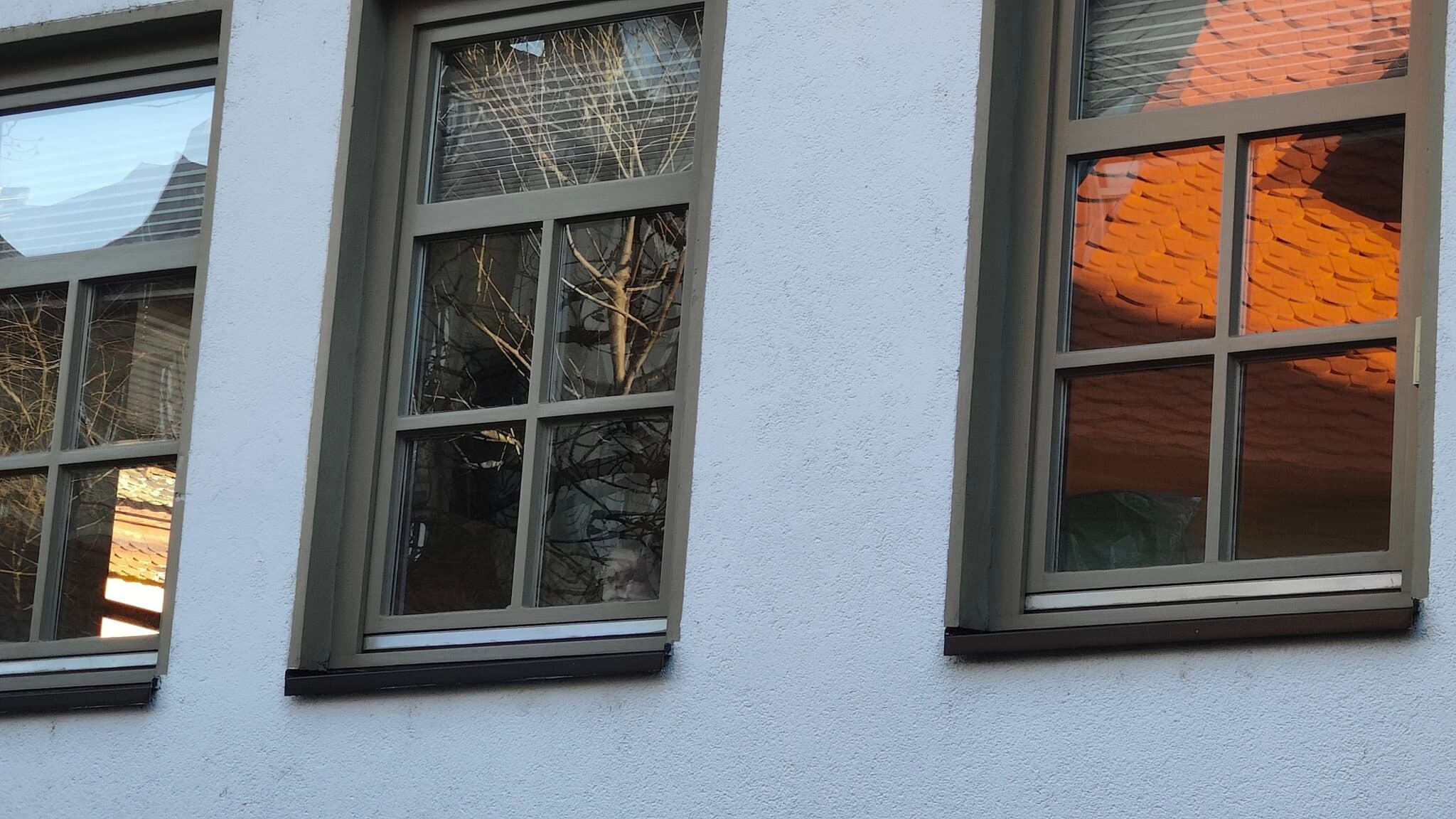 Fassade mit Sprossenfenstern am Standort von Kuhl & Engel in Augsburg