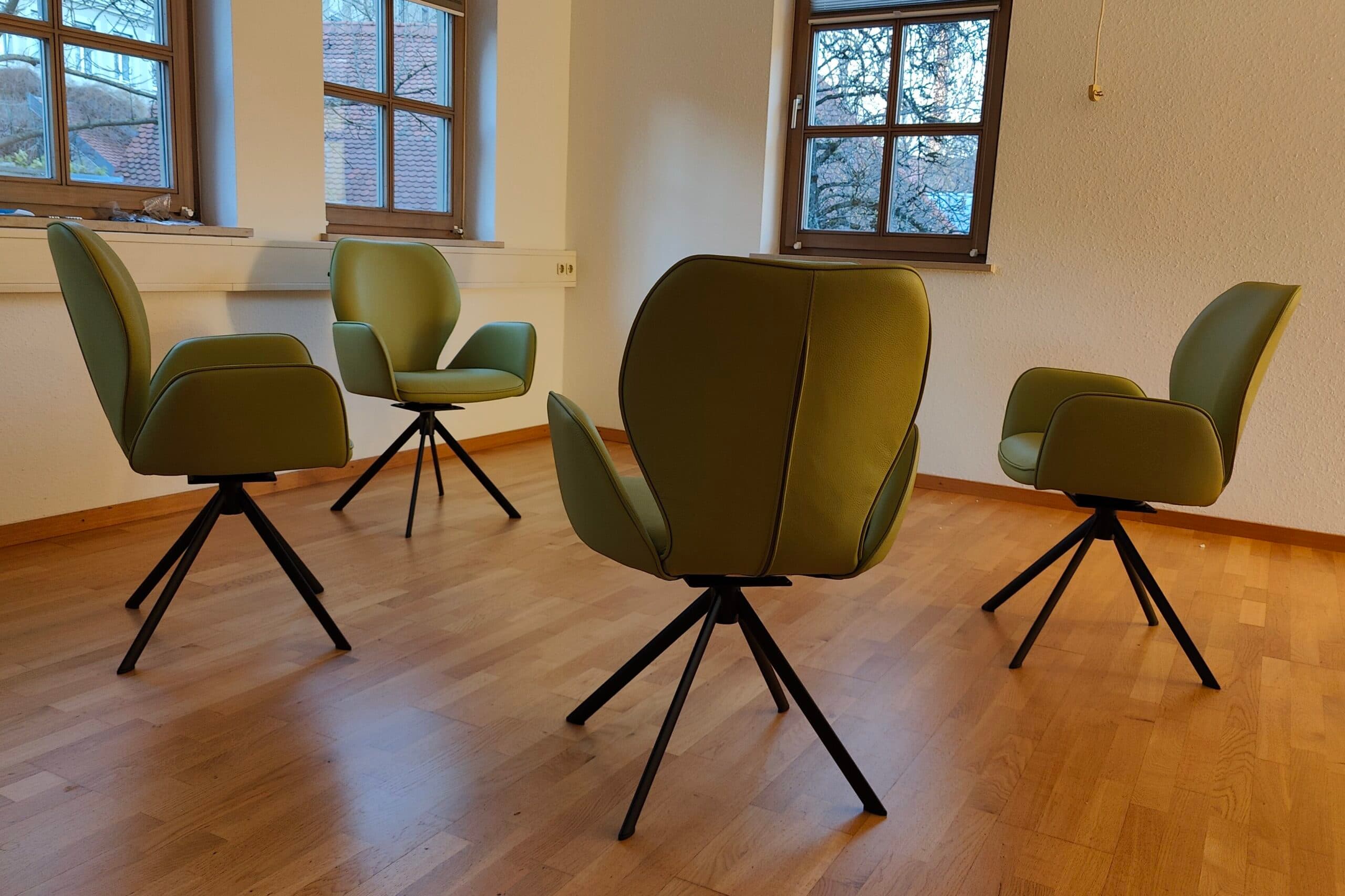 Seminarraum mit grünen Stühlen bei Kuhl & Engel in Augsburg