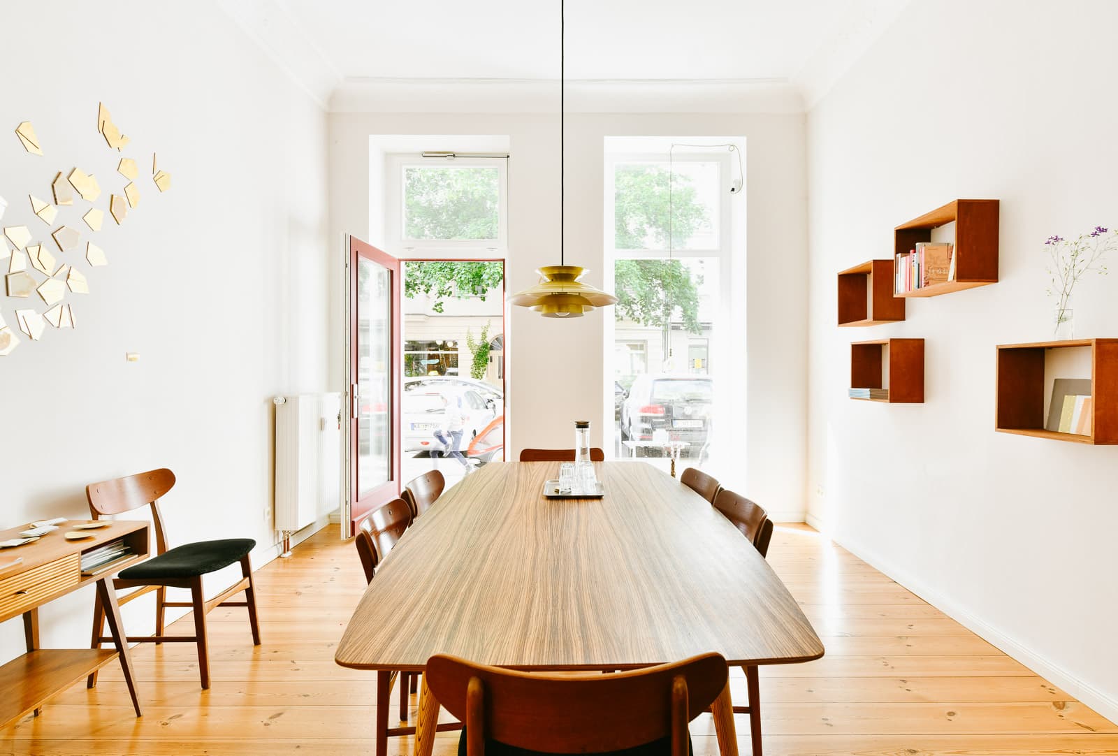 Heller Gemeinschaftsraum mit großem Tisch in den Räumen von Kuhl & Engel in Berlin-Prenzlauer Berg